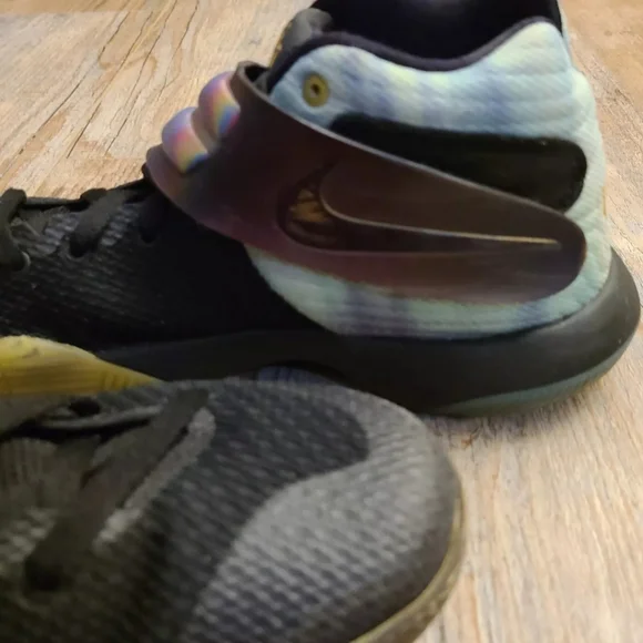Size 8.5 Mens - Nike Kyrie 2 iD Multicolor Iridescent Gold  display picture 3